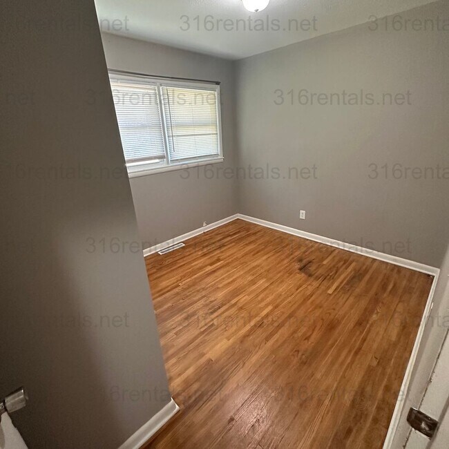 Building Photo - $1200 – 3 Bed + Bonus Room, 1 Bath | Singl...