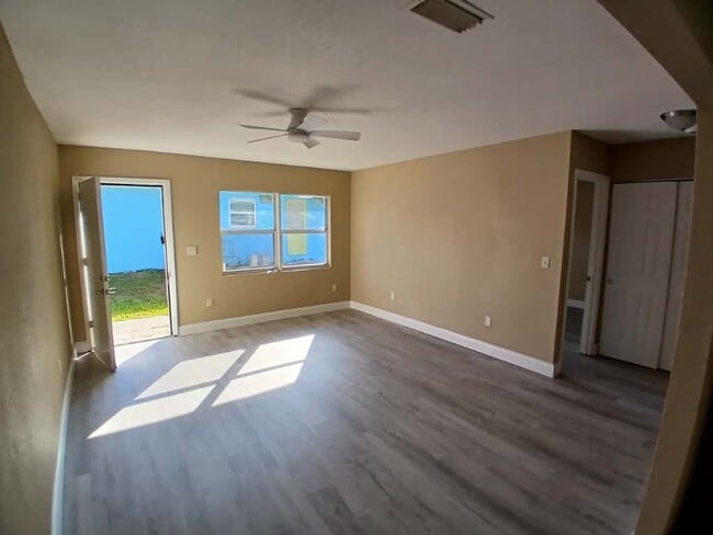 Building Photo - 753 NE 9th St