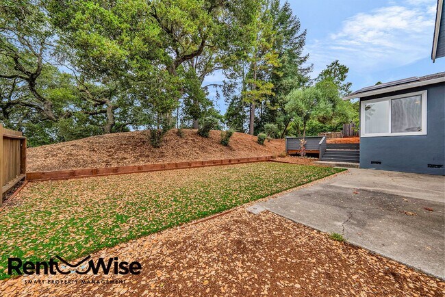 Building Photo - 315 Crestmont Dr