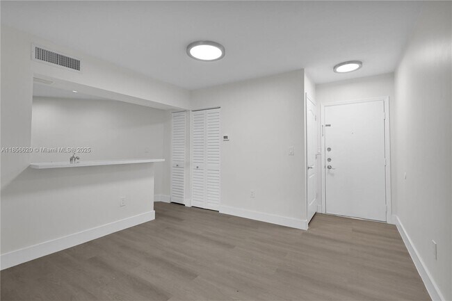 Building Photo - 9715 Fontainebleau Blvd