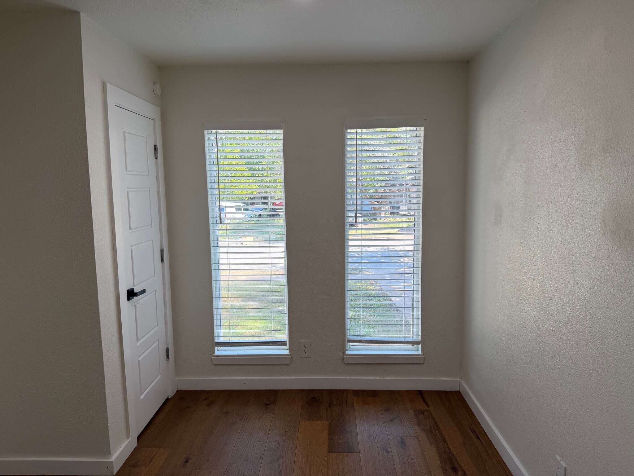 Building Photo - Room in House on Rockridge Dr
