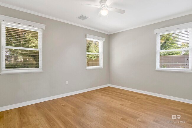 Building Photo - 703 Belrose Ave