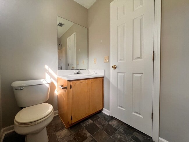 Building Photo - AVAILABLE LATE AUGUST | RECENTLY RENOVATED...