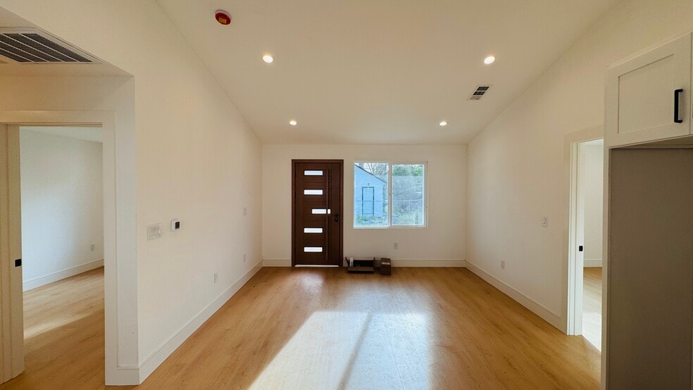 Building Photo - 374 S 21st St