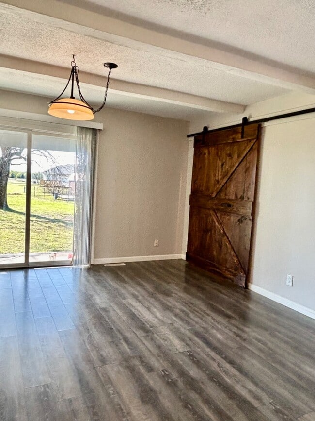 Building Photo - 825 David Ln