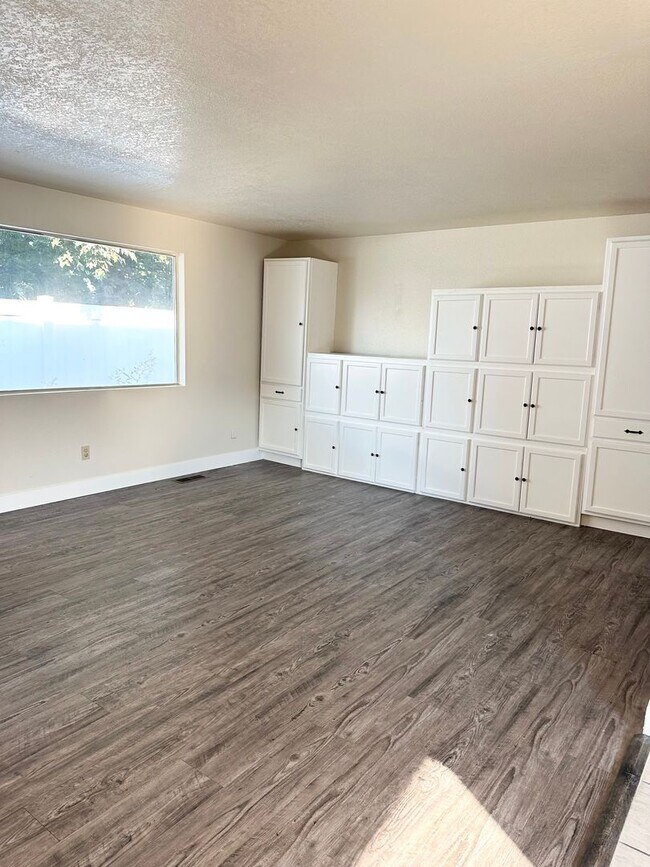 Building Photo - Limited-Time Offer: $500 Off First Month’s Rent!