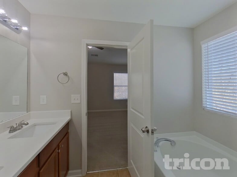 Building Photo - 9425 Macquarie Ln