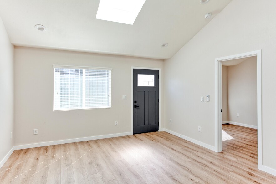 Building Photo - 630 E San Antonio Dr