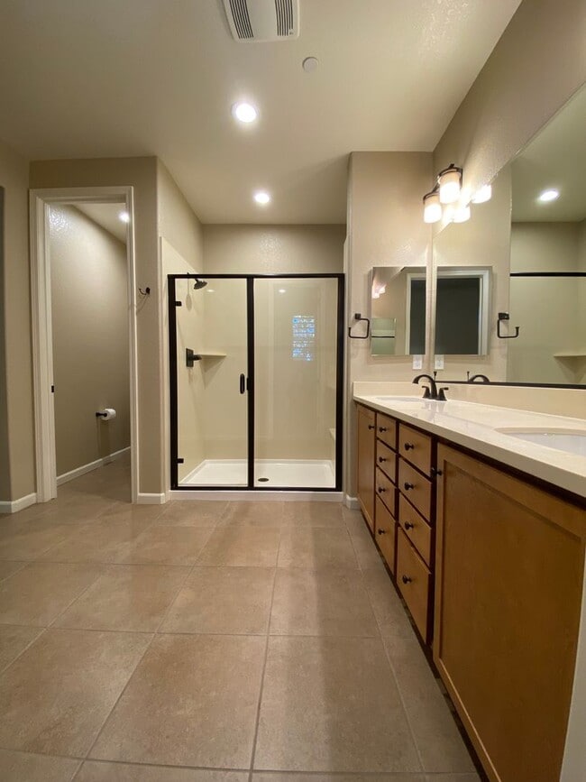 Building Photo - Livermore 3BD/2.5BA Townhouse in Great Neighborhood!