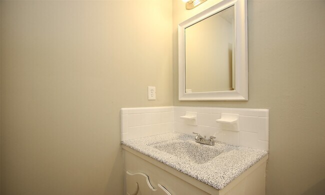 Building Photo - 9205 Vicksburg Ave