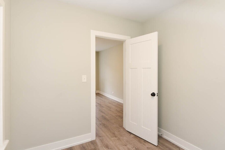 Building Photo - 725 W Brompton Ave