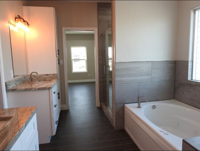 Building Photo - 400 Pitaya Ln