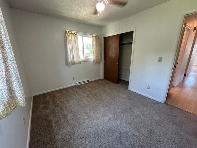 Building Photo - 5 Bed 2 Bath Home with 2 Car Attached Gara...