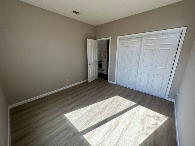 Building Photo - Beautiful 5 Bedroom, 3 Bath Brentwood Home / Downstairs Bedroom and Bath