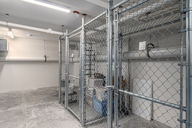 Building Photo - Centrally located 1 bedroom in the heart of Uptown! STUDENT SPECIAL AVAILABLE