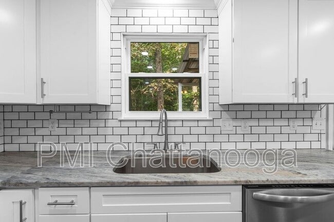 Building Photo - 876 Childress Hollow Rd