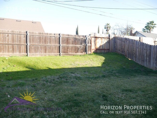 Building Photo - 2 Bed 1 Bath 827 Sq. Ft. Citrus Heights Du...