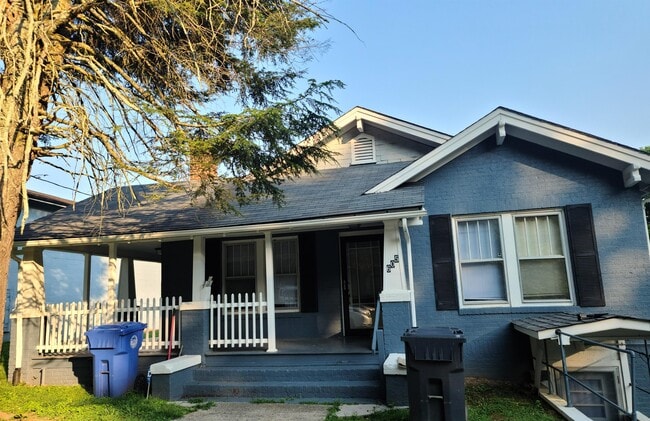 Building Photo - 605 C St