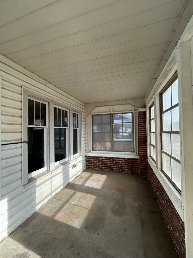 Building Photo - Updated 3-Bedroom, 1-Bathroom Home – $1,400/Month | Accepting Section 8