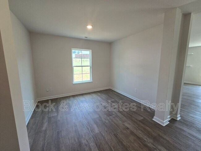 Building Photo - 310 Beresford Wy