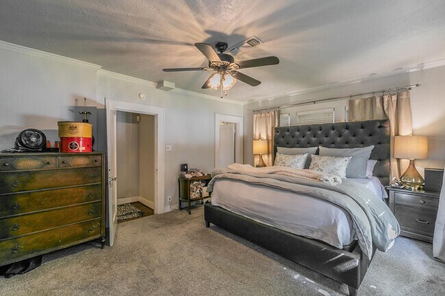 Building Photo - Charming Bungalow - Arlington Heights