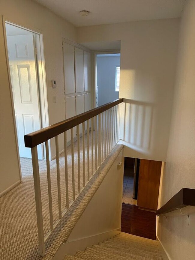 Building Photo - Furnished Tri-Level Townhome | 3BR/3BA | P...