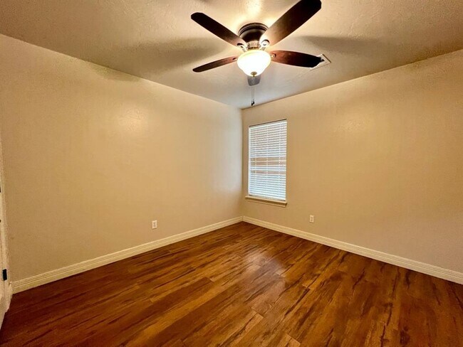 Building Photo - 1604 Dorothy Dr