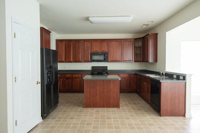 Building Photo - Spacious beautiful 4 bedroom 2.5 bath home  In Greensboro with an office/upstairs loft/ sunroom/ ...