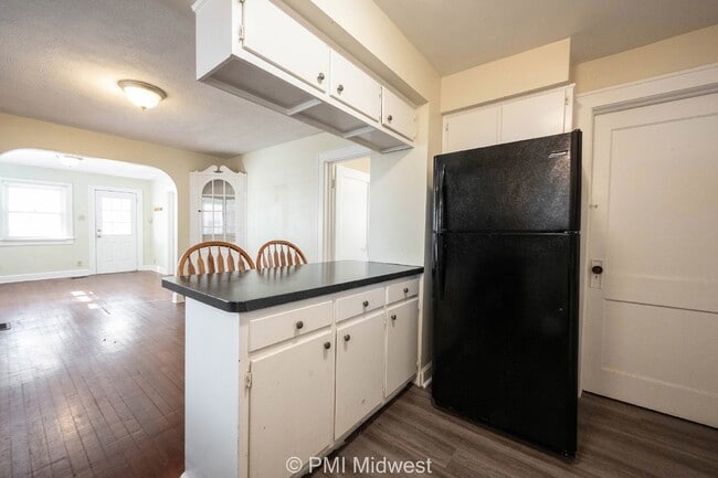 Building Photo - "Charming 2-Bed Home with Gleaming Hardwoo...