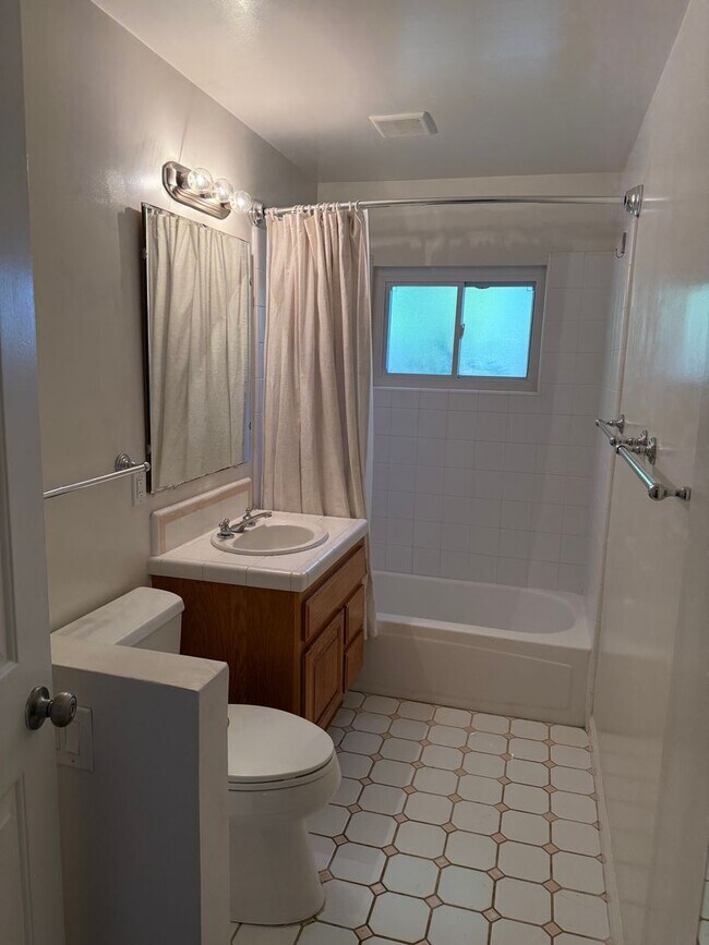 Building Photo - 33 Mary Ct