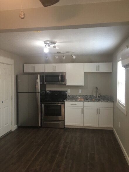 Primary Photo - 320 E Main St