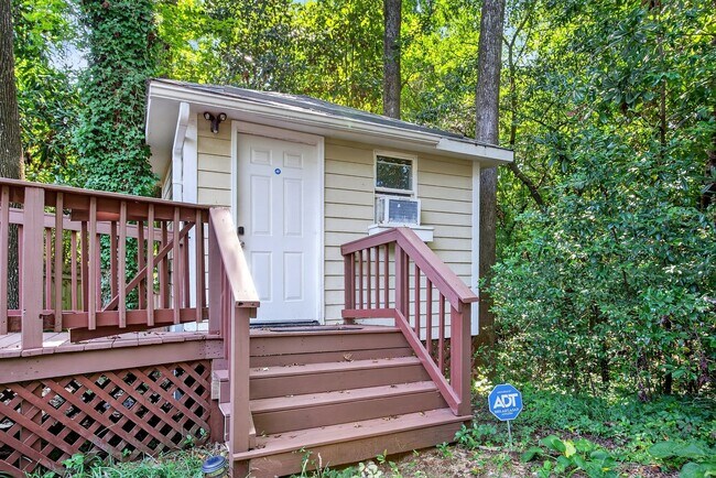Building Photo - Fully Furnished Home with an Incredible Mi...