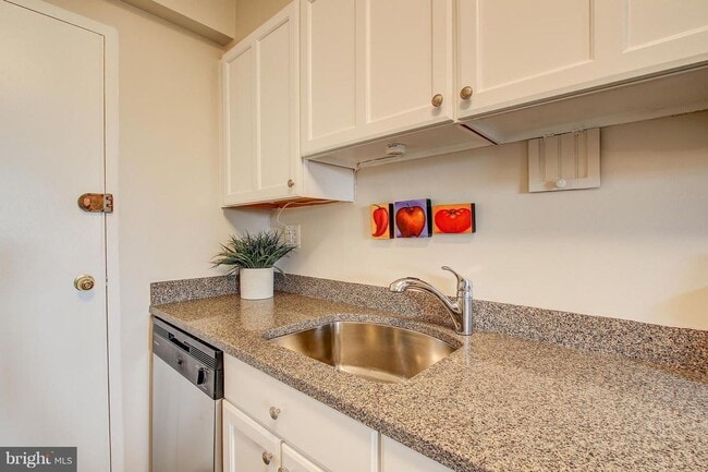 Building Photo - Wesley Heights Two Bedroom, Two Baths, Fur...