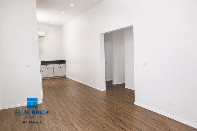 Building Photo - 13441 Vanowen St