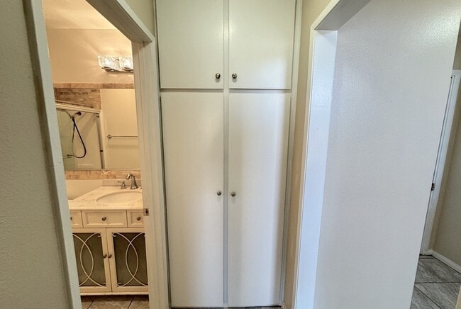 Building Photo - 808 Coriander Dr