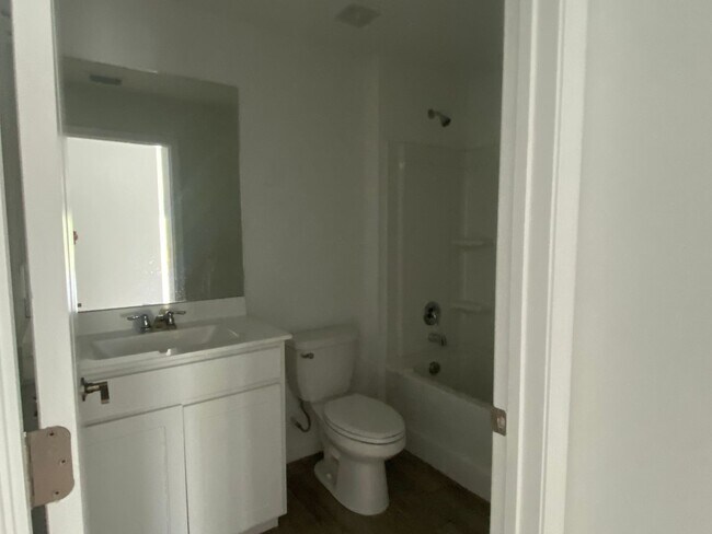 Building Photo - 1668 Colebrook Cir SW