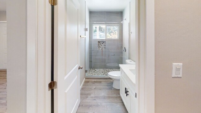 Building Photo - Newly Renovated! 4BD/2BA