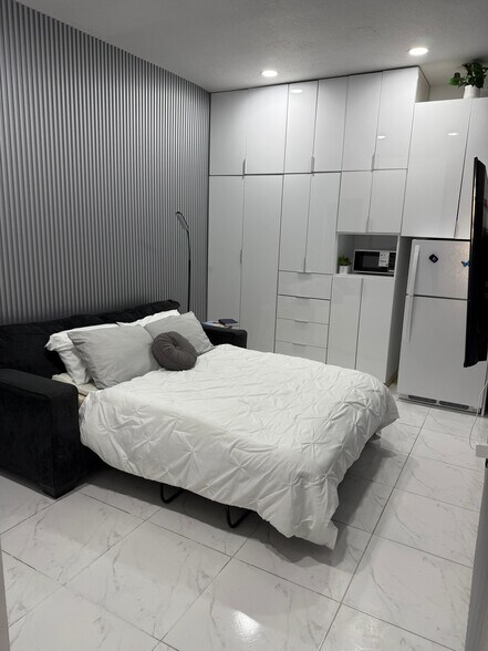 STUDIO SUITE - 10775 NW 81st Ln