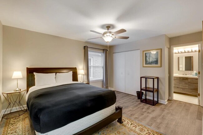 Building Photo - 226 S Hoyne Ave