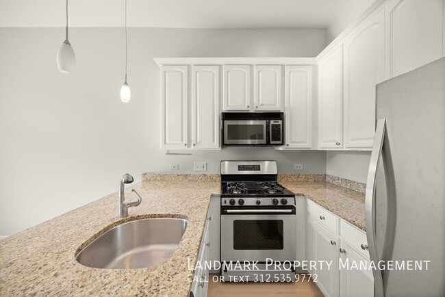 Building Photo - 1546 N Hudson Ave