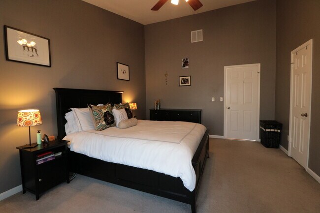 Building Photo - Gorgeous Luxury TH 4 bed, 3.5 bath w/ Wood...