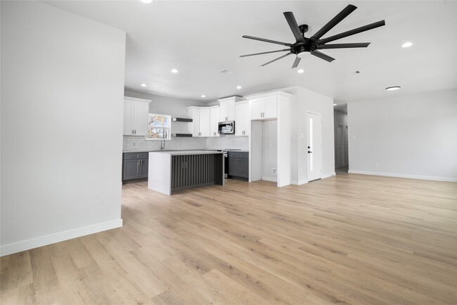 Building Photo - 7220 S Hall St