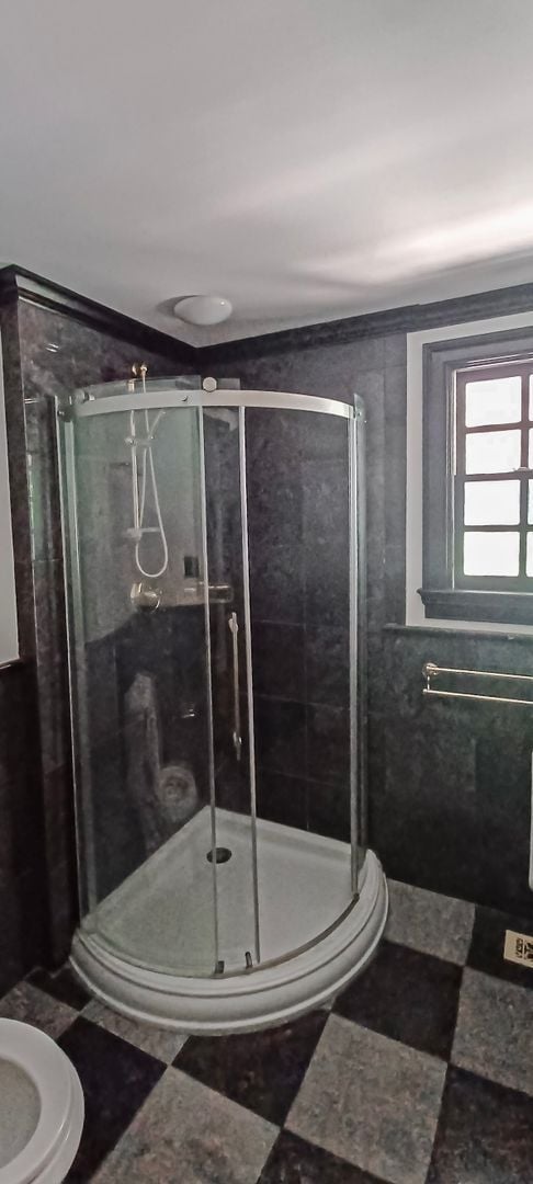 Building Photo - Oversized 4 Bedroom 3.5 Bathroom Home Situ...