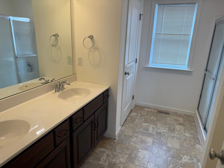 Building Photo - 352 Reserve Ln