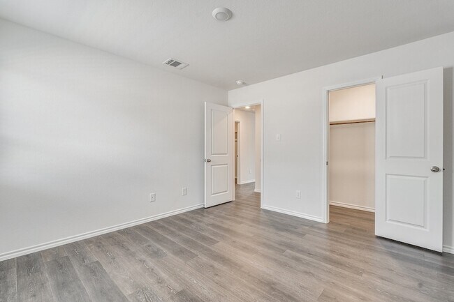 Building Photo - 2125 Croton Ave