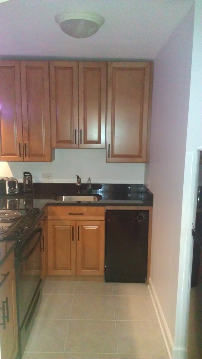 Kitchen - 5415 N Sheridan Rd
