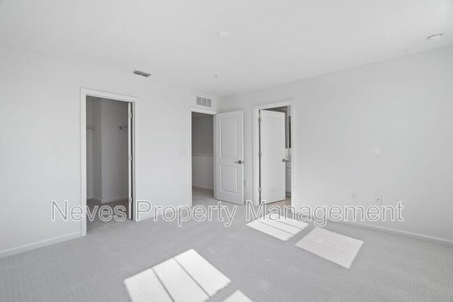 Building Photo - 1601 Pinecliff Dr