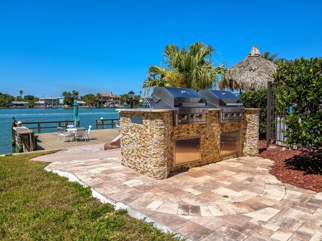 Building Photo - 736 Island Way