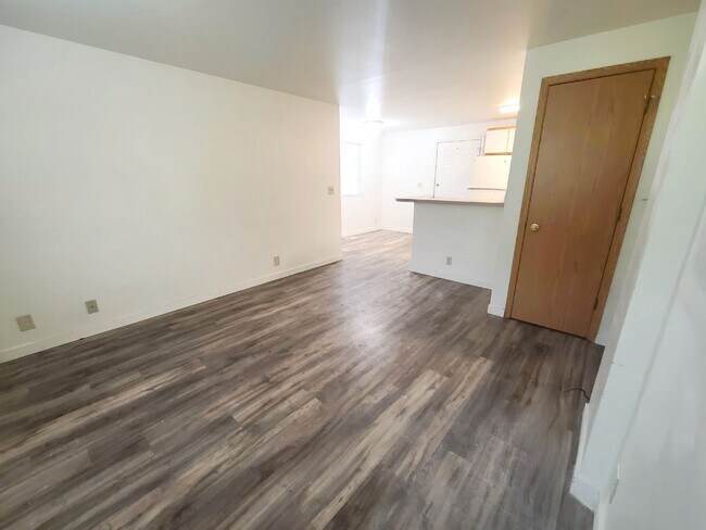 Building Photo - Charming 2 bedroom 1 bath townhome available!