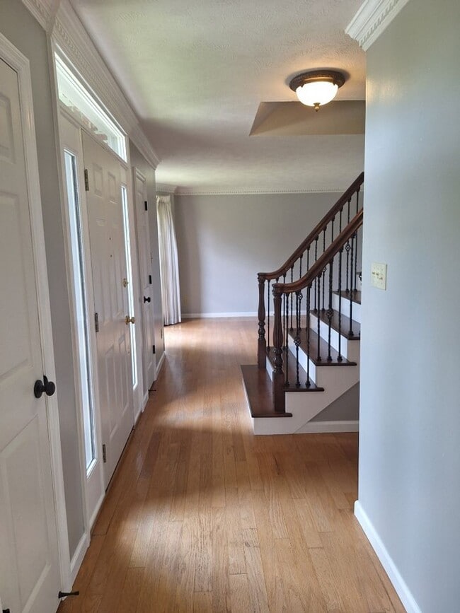 Building Photo - 4bd/3 bath located in desirable neighbor in Fox Den Subdivision in West Knoxville